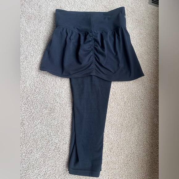 Athleta Elation 2 in 1 Capri Skirt Leggings Size S Black Modest Athletic Gym - Picture 7 of 9